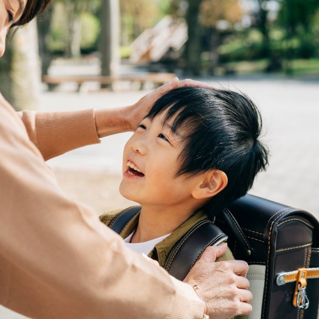 母親に褒められて喜ぶ男の子※画像はイメージです（buritora/stock.adobe.com）