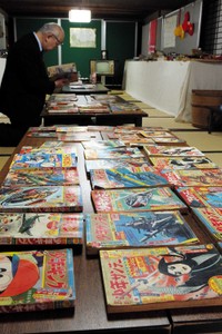 一定の世代には懐かしい少年漫画などが並ぶ＝西脇市西脇、旧来住家住宅