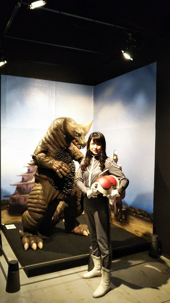 大阪城をバックに…ゴモラと「ハヤカワ・サトミ隊員」こと女優・鵜川薫