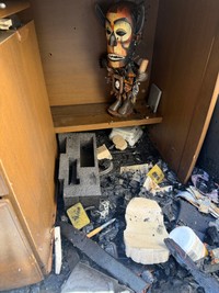 自宅が全焼したにも関わらず、ほぼ無傷で残っていた自作のシリキ・ウトゥンドゥ／EndicottⅤさん（@romanee_contiki）提供