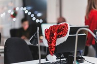 ボスは部下たちへのメッセージカードとプレゼントが入った紙袋と段ボールを持って早朝のオフィスに…※写真はイメージです（ER Creative Services/adobe.stock.com）