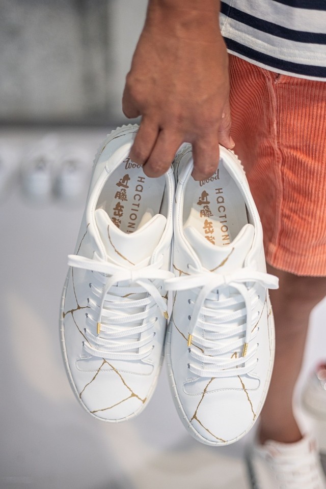 近藤岳登さんとHaCTION!、グッドウッドがコラボしたスニーカー「金継ぎ」の中敷きには3者のロゴがのぞく（提供画像）