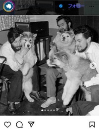  1959年の真冬のアドミラルティ湾の英国基地で撮影されたデニス・ベルさん(左)＝英国南極調査隊のインスタグラム＠biritshantarcticsurveyより