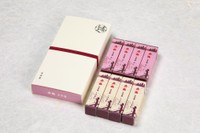 新商品「赤福生羊羹」8本入り（赤福提供）