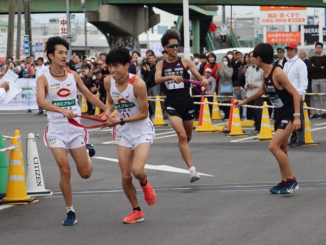 陸上・駅伝 - 【写真】全日本大学駅伝フォトギャラリー④ 繰り上げスタート後も、熱い勝負は続く | 4years. #学生スポーツ