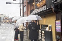 「京の米料亭 八代目儀兵衛」で、土鍋でごはんを炊く姿に足を止める海外からの観光客も