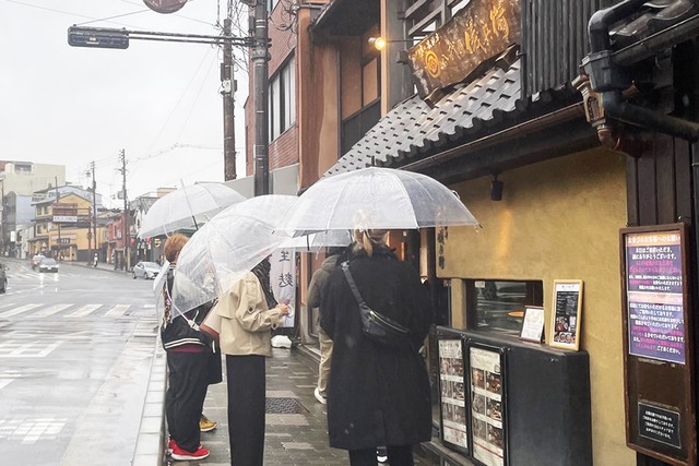 「京の米料亭 八代目儀兵衛」で、土鍋でごはんを炊く姿に足を止める海外からの観光客も