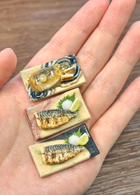 ミニチュア陶器に盛り付けた鯖の塩焼きと味噌煮（提供：はらぺこ文鳥@ミニチュアフードさん）