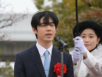 昨年の竜王戦を振り返る藤井聡太さん（２月２５日、京都市伏見区・京都競馬場）