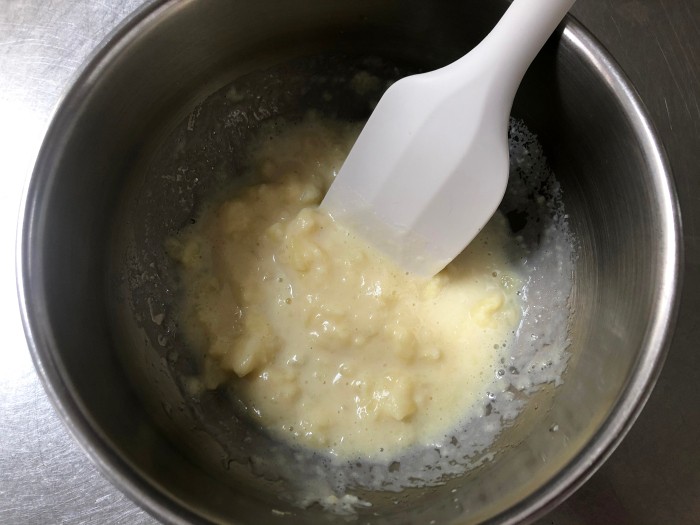 豆乳、油の順に加え、その都度ゴムべらでよく混ぜる。薄力粉とベーキーングパウダーを合わせて、ふるいに通して加える。