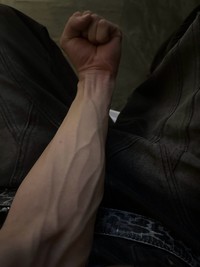 【アフター写真】無駄な脂肪もつかず、パワーアップした腕の姿（提供：あぷねぇ！さん）