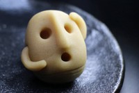 とぼけた表情が愛らしい、はにわのねりきり（植田嘉昭さん提供）