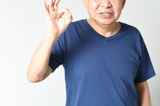 OKサインをする高齢者男性※画像はイメージです（koumaru/stock.adobe.com）