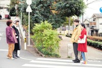 ダブルデートのシーン＝（Ｃ）２０２１映画「ムーンライト・シャドウ」製作委員会