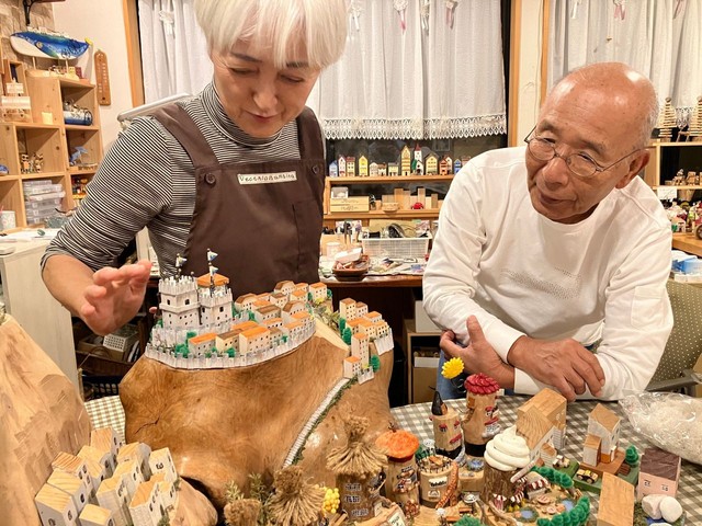 サンマリノ共和国をイメージしたミニチュア作りのこだわりを話す真理子さん（左）と哲朗さん