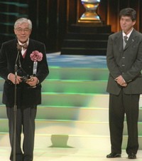 第19回日本アカデミー賞授賞式で最優秀主演男優賞を受賞した三国連太郎（左）と前年同賞を受賞した息子の佐藤浩市=1996年