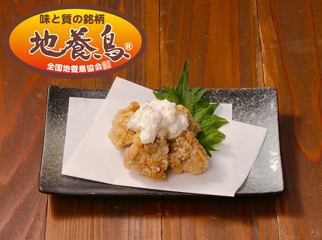 旨味とコクのある徳島県産・香川県産「地養鳥」を白だしに漬け込み、サクッとジューシーに揚げた唐揚げに、おろしマヨを合わせた「地養鳥の白い唐揚～おろしマヨ～」※串焼と唐揚の2つの商品を合わせて販売予定数約35万食