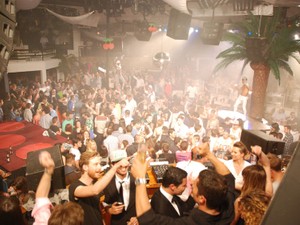 クラブの熱狂とビーチの潮騒　際立つダンスの快楽、イビサ島