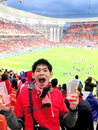 2018年、W杯ロシア大会で「日本ーセネガル」戦を観戦するカカロニ・すがや