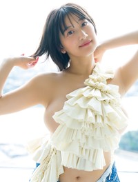 榎原依那2nd写真集「I am Ina」（【公式】榎原依那2nd写真集@1st_enoharainaより）