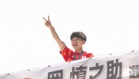 岡山県庁に集まった人たちに応える岡慎之助選手