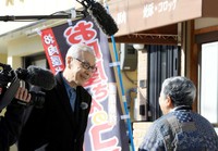 震災からの２５年を取材する久米宏さん（左）＝２０１９年