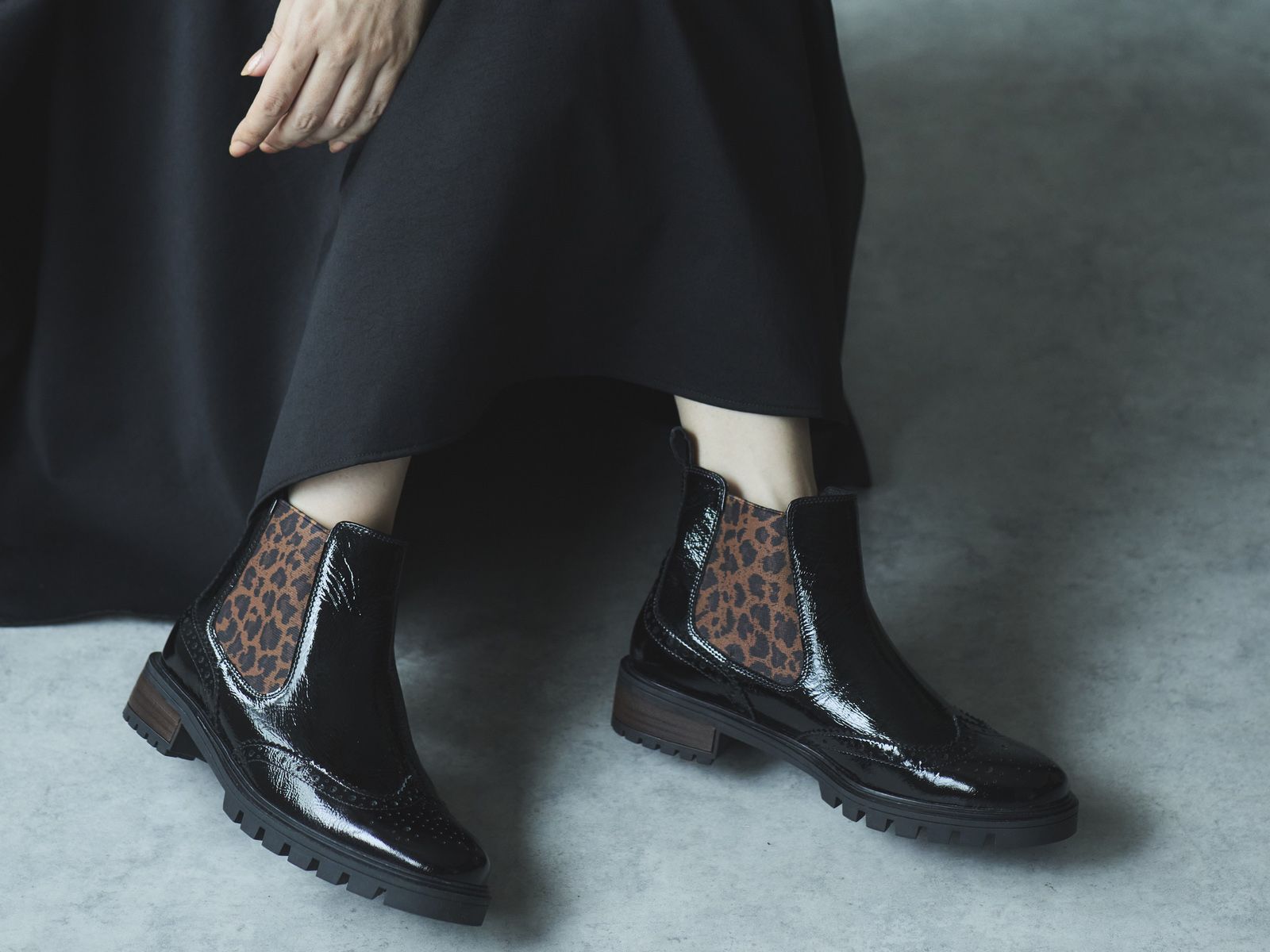 ブーツの季節到来。8センチのセットバックヒール、美しい立ち姿に