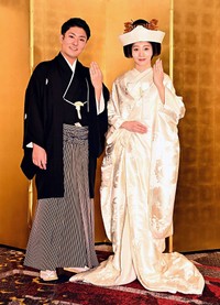挙式を行った新郎の中村橋之助（左）と新婦能條愛未