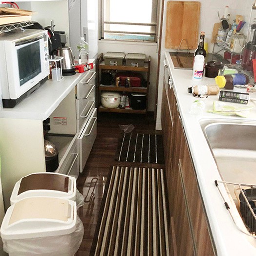 2018年大阪北部地震で被災した直後の辻さんのキッチン。お隣と同じ間取りだが調味料が４本倒れただけだった。「備え」でこれだけの差が生まれる（扶桑社提供）