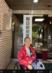 車いすで移動するさくまあきら氏＝さくまあきら氏のX(旧ツイッター)＠isetta_23より