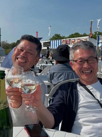 直江さんのお母様実家帰省時に近くのワイナリーにて（直江晃さんThreadsより）
