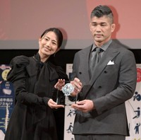 井上康生氏（右）と東原亜希＝2021年