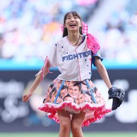 新庄スカートでファーストピッチに登板した牧野真莉愛＝2026年5月31日、エスコンフィールド北海道