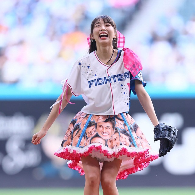 新庄スカートでファーストピッチに登板した牧野真莉愛＝2026年5月31日、エスコンフィールド北海道