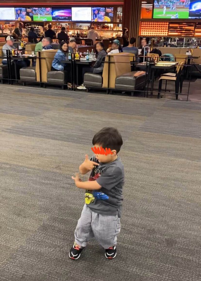 空港でブレイクダンスを披露する長男くん…後方から笑顔で見つめる人も（はたけさんtheredsより）