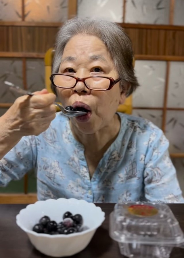 料理を担当する『ばあちゃん』/ハクライドウさん（@hakuraidou）提供