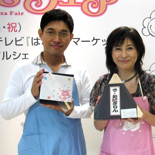 （左から）薬丸裕英、岡江久美子さん、海保知里アナ＝2006年