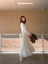 ふんわりロングスカートが特徴の白コーデ。長身を生かしたバランスが映える／quicheとpenneさん（@quicheandpenne）提供