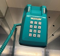 コードを指に巻きつけながら話を聞いていた