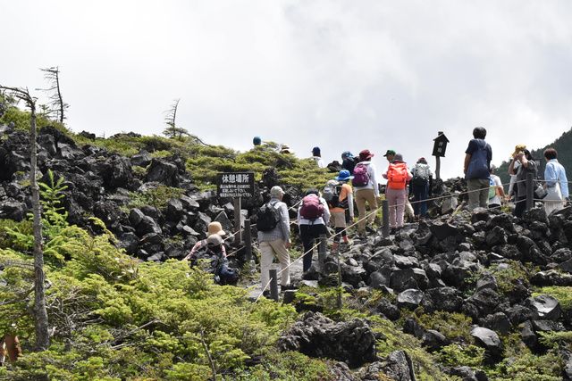 3年ぶり「山歩き会」 標高2480メートルの北横岳を満喫│朝日新聞Re