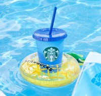 水に浮かべても楽しめる浮き輪型の「フロート カップホルダー」（ネスレ日本提供）