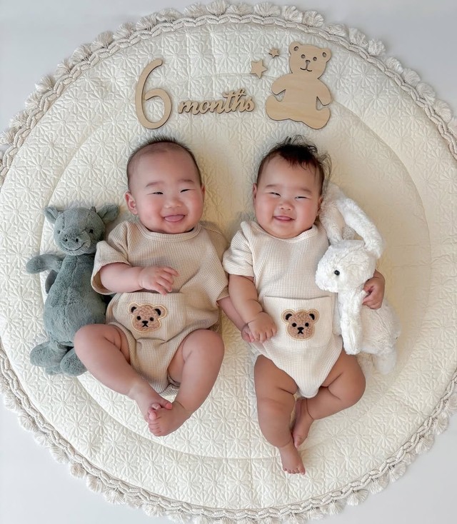 生後6カ月フォト♡（提供：＠haruhina_twins_さん）

