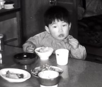 ビデオを撮るお父様を、不思議そうに見つめています（提供：＠shouwanokazokuさん）
