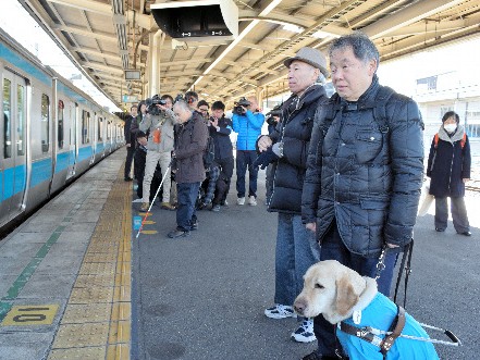 繰り返される盲導犬連れの転落事故　障害者団体が駅を調査