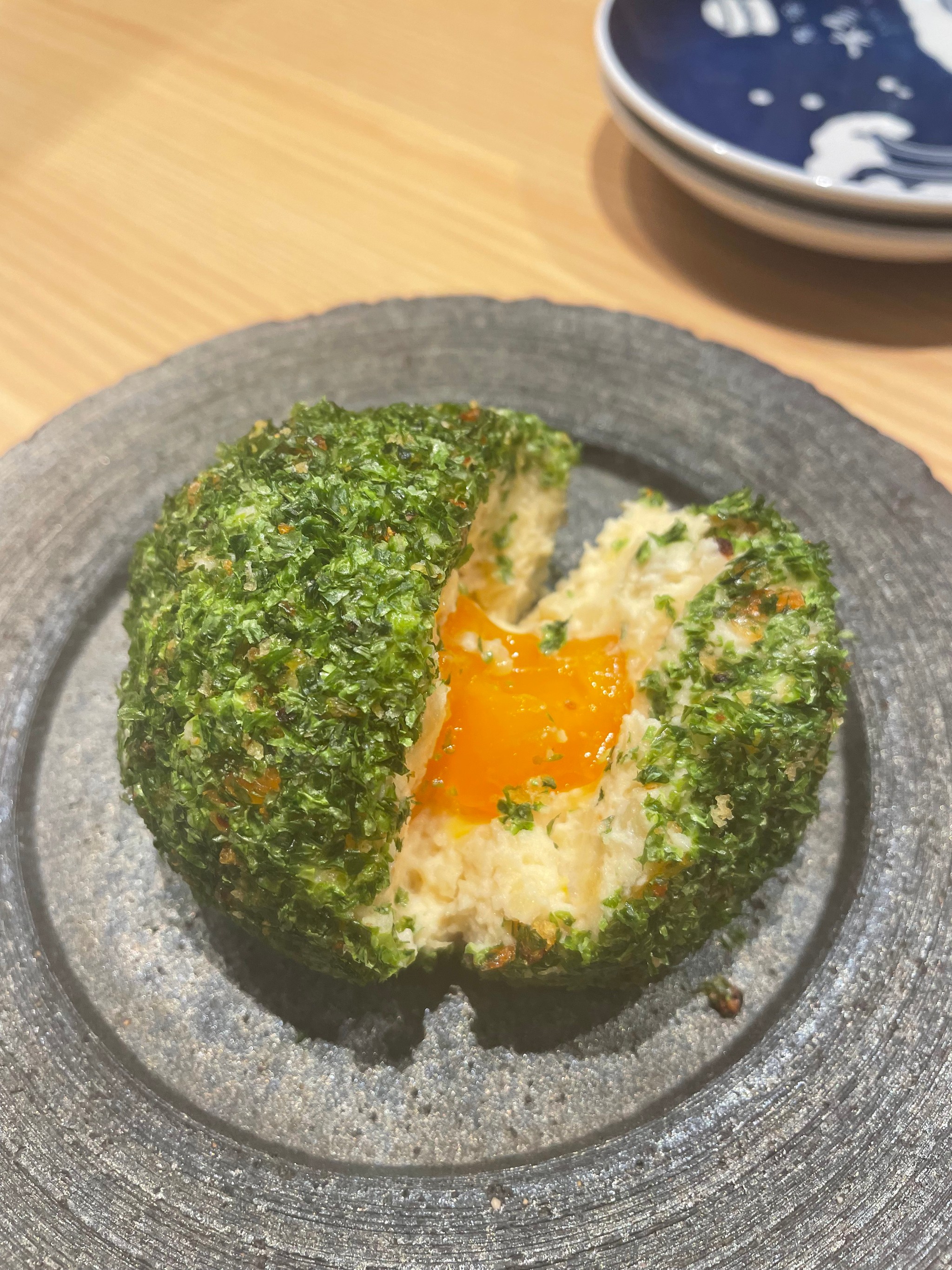 寿司居酒屋でポテトサラダ注文したら→ガチャのなかに苔玉