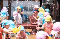 園庭で生き生きと遊ぶ子どもたち／画像はイメージです（Zoey106/stock.adobe.com）