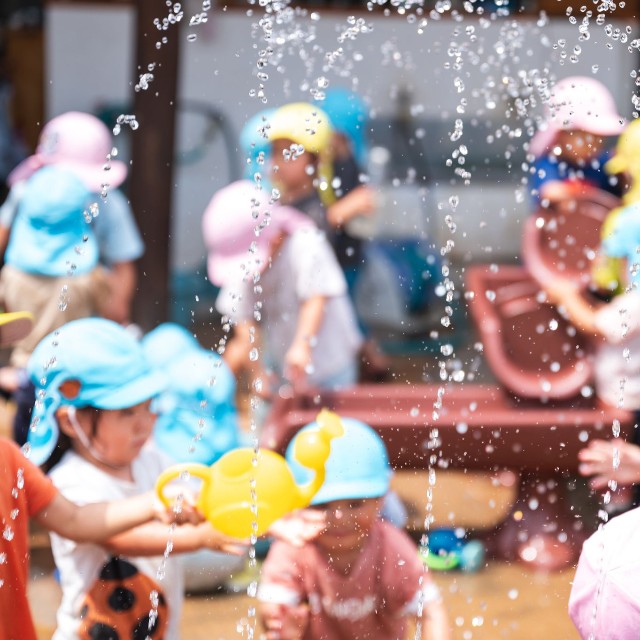 園庭で生き生きと遊ぶ子どもたち／画像はイメージです（Zoey106/stock.adobe.com）