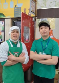パフォーマー？の副社長と竹田社長㊨（「ファインズたけだ伊万里店」さん提供、Instagramよりキャプチャ撮影）