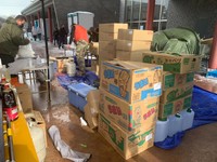 輪島中学校の避難所に届けた菓子や野菜の支援物資（撮影・アントニオ小猪木）