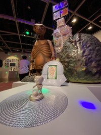 『なべやかん・チングルベルのなつやすみ大作戦』の展示会場＝横浜市内